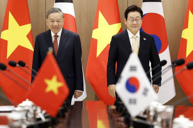 이재명 대통령과 또 럼 베트남 당 서기장이 11일 서울 용산 대통령실 청사에서 열린 한·베트남 확대 정상회담에서 기념촬영 뒤 자리로 향하고 있다. 연합뉴스