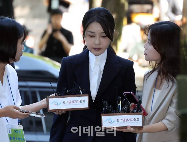 자본시장과 금융투자업에 관한 법률 위반, 정치자금법 위반, 특정범죄 가중처벌 등에 관한 법률 위반(알선수재) 등의 혐의를 받는 윤석열 전 대통령 부인 김건희 씨가 지난 12일 오전 서울 서초구 서울중앙지법에서 열린 구속 전 피의자 심문(영장실질심사)에 출석하고 있다. (사진=공동취재단)