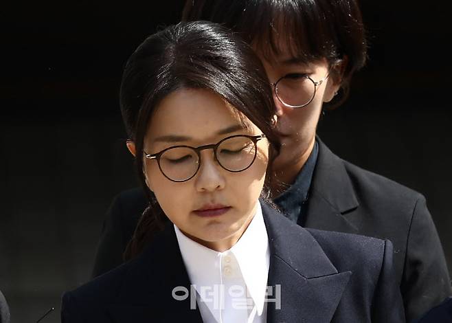 윤석열 전 대통령 부인 김건희 씨가 12일 오후 서울 서초구 서울중앙지방법원에서 열린 구속 전 피의자 심문(영장실질심사)을 마치고 법원을 나서고 있다. (사진=공동취재단)