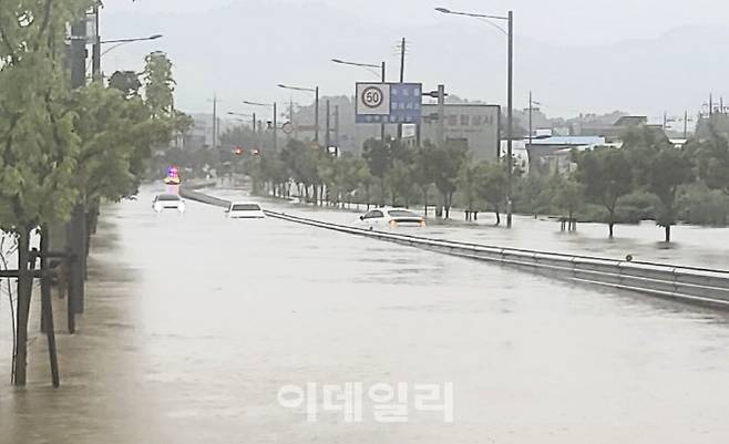 양주시 만송동을 통과하는 왕복4차로 송랑로가 완전히 물에 잠겼다.(사진=경기도북부소방재난본부 제공)