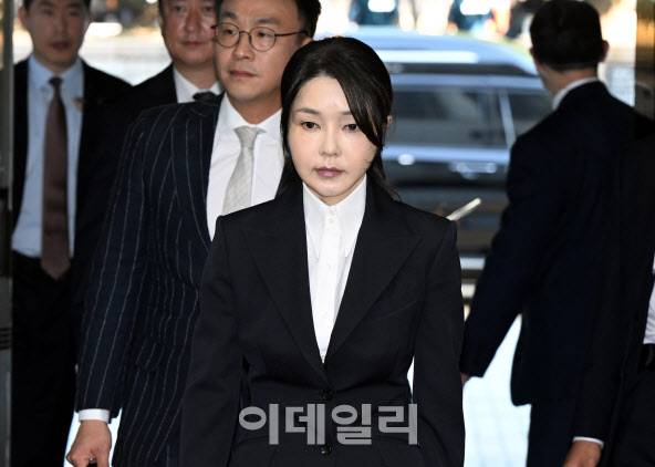 자본시장과 금융투자업에 관한 법률 위반, 정치자금법 위반, 특정범죄 가중처벌 등에 관한 법률 위반(알선수재) 등의 혐의를 받는 윤석열 전 대통령 부인 김건희 씨가 12일 오전 서울 서초구 서울중앙지법에서 열린 구속 전 피의자 심문(영장실질심사)에 출석하고 있다. (사진=공동취재단)