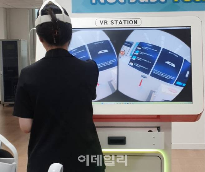 에이지가 개발한 스마트팩토리 교육용 가상현실(VR) 콘텐츠를 직원이 이용 중인 모습. (사진=김응태 기자)