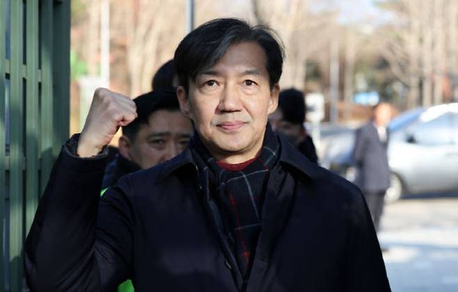 자녀 입시비리 혐의 등으로 징역형이 확정돼 수감되는 조국 전 조국혁신당 대표가 16일 오전 경기도 의왕시 서울구치소로 출석하며 지지자들을 향해 주먹을 쥐고 있다. (사진=뉴시스)