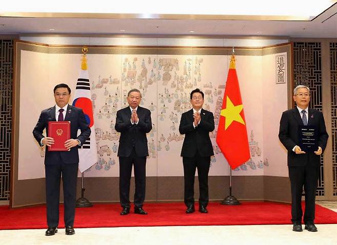 김동철 한국전력공사(한전) 사장(왼쪽)과 레 만 홍 베트남 국가에너지산업공사(PVN) 회장(오른쪽)이 지난 11일 이재명 대통령(가운데 오른쪽) 및 또 럼 베트남 공산당 서기장(가운데 왼쪽) 등 양국 정상이 임석한 가운데 원전분야 인력양성을 위한 업무협약(MOU) 후 기념촬영하고 있다. (사진=한전)