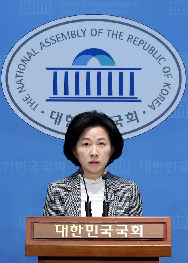 송옥주 더불어민주당 의원이 24일 오전 서울 여의도 국회 소통관에서 열린 ‘통상압력으로 인한 GMO감자 수입 승인 반대’ 기자회견에서 발언을 하고 있다. (사진=뉴시스)
