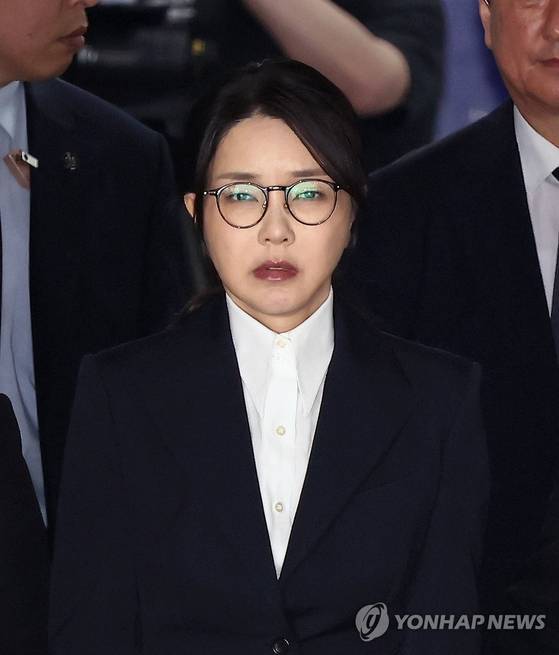 윤석열 전 대통령 부인 김건희 여사가 12일 구속 전 피의자 심문(영장실질심사)을 마친 뒤 서울 서초구 서울중앙지법 청사를 나서고 있다. 〈사진=사진공동취재단·연합뉴스〉