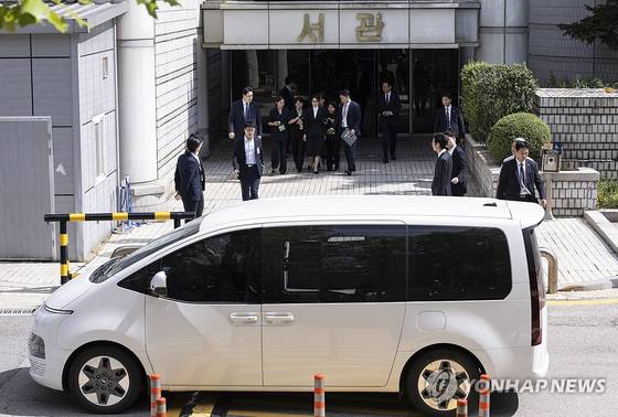 윤석열 전 대통령 부인 김건희 여사가 12일 구속 전 피의자 심문(영장실질심사)을 마친 뒤 호송차로 향하고 있다. 〈사진=사진공동취재단·연합뉴스〉