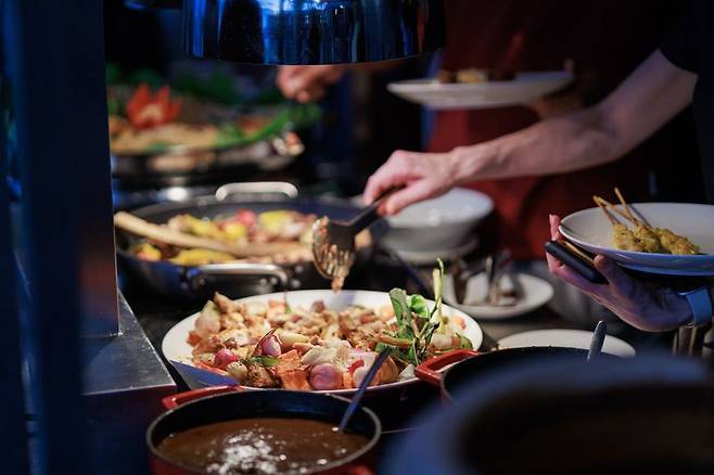 외부 식당에선 식사를 빨리 할 수밖에 없다. 밖에서 대기하는 사람들도 많다. 눈치가 보여 급하게 음식을 먹으면 혈당 관리엔 좋지 않다.  [사진=게티이미지뱅크]