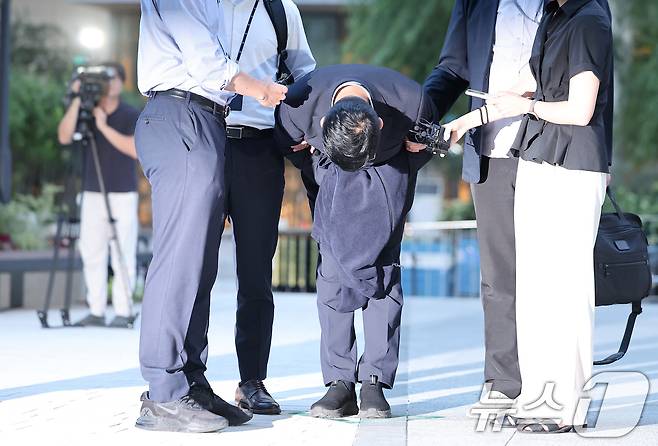 김건희 여사 일가의 '집사'로 알려진 김예성 씨가 12일 서울 종로구에 마련된 김건희 특검팀(특별검사 민중기) 사무실로 조사를 받기 위해 출석하며 고개숙여 사과하고 있다. 2025.8.12/뉴스1 ⓒ News1 김성진 기자