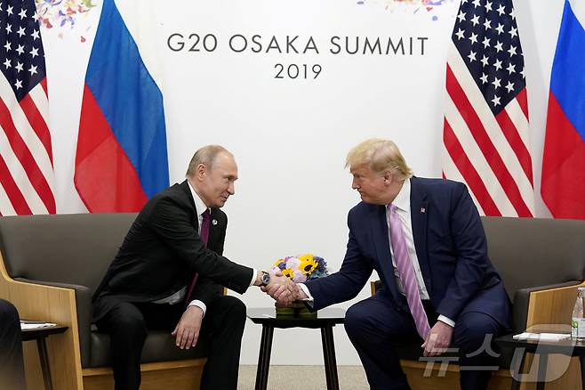 지난 2019년 6월 28일 일본 오사카에서 열린 주요 20개국(G20) 정상회의를 계기로 만난 블라디미르 푸틴 러시아 대통령과 도널드 트럼프 미국 대통령이 악수하고 있다. 2019.06.28 ⓒ 로이터=뉴스1 ⓒ News1 김지완 기자