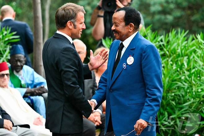 에마뉘엘 마크롱 프랑스 대통령과 폴 비야 카메룬 대통령이 지난 2024년 8월 프랑스에서 열린 제2차 세계대전 중 프로방스 상륙작전 80주년 기념행사에서 악수를 하고 있다. 2024.8.15. ⓒ AFP=뉴스1