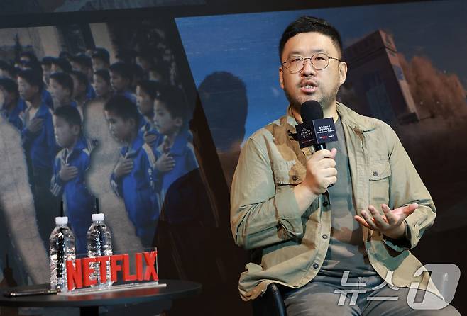조성현 PD가 13일 오전 서울 용산구 CGV용산아이파크몰에서 열린 넷플릭스 다큐멘터리 '나는 생존자다' 제작보고회에 참석해 취재진 질문에 답하고 있다. '나는 생존자다'는 지난 2023년 넷플릭스를 통해 공개돼 전 세계를 충격에 빠뜨린 '나는 신이다'의 두 번째 이야기로, 대한민국을 충격에 빠뜨린 네 개의 참혹한 사건, 그리고 반복돼서는 안 될 그날의 이야기를 살아남은 사람들의 목소리를 기록한 다큐멘터리 시리즈다. 2025.8.13/뉴스1 ⓒ News1 권현진 기자