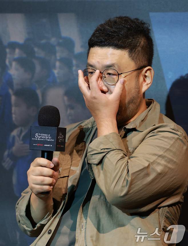 조성현 PD가 13일 오전 서울 용산구 CGV용산아이파크몰에서 열린 넷플릭스 다큐멘터리 '나는 생존자다' 제작보고회에 참석해 취재진 질문을 듣고 있다. '나는 생존자다'는 지난 2023년 넷플릭스를 통해 공개돼 전 세계를 충격에 빠뜨린 '나는 신이다'의 두 번째 이야기로, 대한민국을 충격에 빠뜨린 네 개의 참혹한 사건, 그리고 반복돼서는 안 될 그날의 이야기를 살아남은 사람들의 목소리를 기록한 다큐멘터리 시리즈다. 2025.8.13/뉴스1 ⓒ News1 권현진 기자