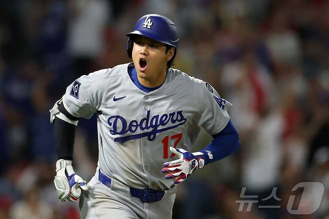 오타니 쇼헤이(LA 다저스)가 13일(한국시간) 열린 LA 에인절스와의 원정 경기에서 9회초 역전 솔로홈런을 터뜨린 뒤 포효하고 있다. ⓒ AFP=뉴스1