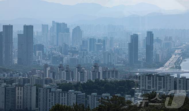 수도권 주택담보대출을 6억원 한도로 제한하는 6·27 대책이 발표된 이후 6주 만에 서울 아파트값이 상승세를 보이고 있다. 사진은 10일 서울 중구 남산에서 바라본 시내 아파트 단지. 2025.8.10/뉴스1 ⓒ News1 김도우 기자