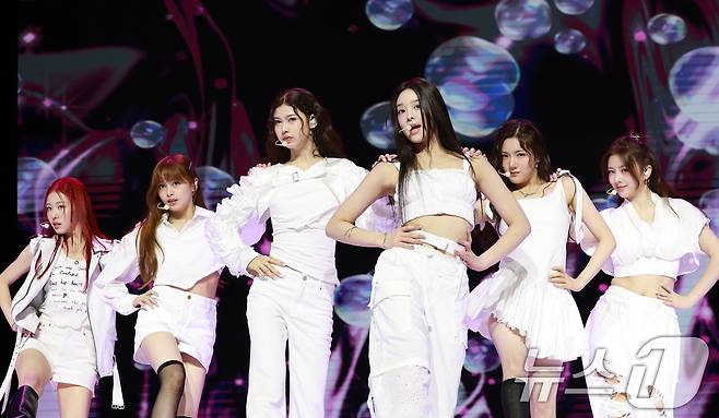 그룹 앳하트(AtHeart)가 13일 서울 한남동 블루스퀘어에서 가진 첫 번째 EP 'Plot Twist' 쇼케이스에서 타이틀 곡 'Plot Twist'를 선보이고 있다. 2025.8.13/뉴스1 ⓒ News1 권현진 기자