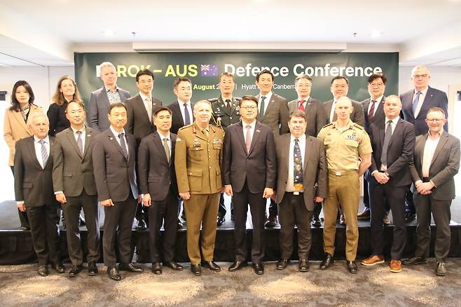 13일 호주 캔버라에서 열린 한국·호주 국방·방산 협력 컨퍼런스 참석자들이 기념촬영을 하고 있다.(국방부 제공)