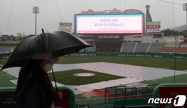 3일 오후 인천 SSG랜더스필드에서 열릴 예정이었던 2021 신한은행 SOL KBO리그 SSG 랜더스와 롯데 자이언츠의 공식 개막전이 우천으로 취소됐다. 2021.4.3/뉴스1 ⓒ News1 김진환 기자