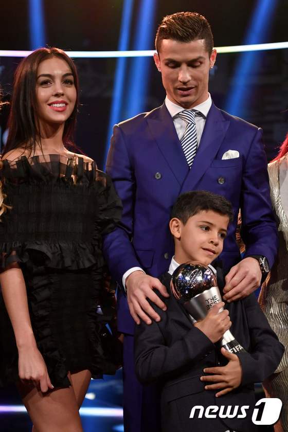 레알 마드리드의 크리스티아누 호날두가 9일(현지시간) 스위스 취리히에서 열린 FIFA 올해의 남자선수상을 받은 뒤 연인 조지나 로드리게스과 아들과 함께 포즈를 취하고 있다.  ⓒ AFP=뉴스1 ⓒ News1