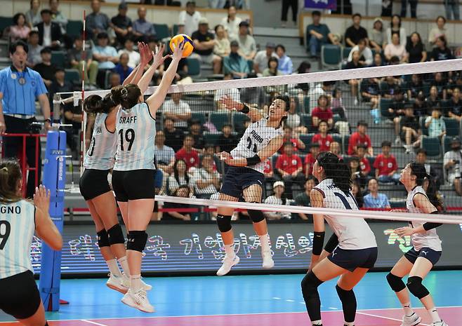 많은 관중 속에 치러진 진주코리아인비테이셔널 첫날 경기 모습(대한배구협회 제공)
