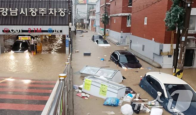 인천지역에 집중호우가 내린 13일 인천 서구 인천강남시장 주차장이 침수돼 있다. (독자 제공. 재판매 및 DB 금지) 2025.8.13/뉴스1