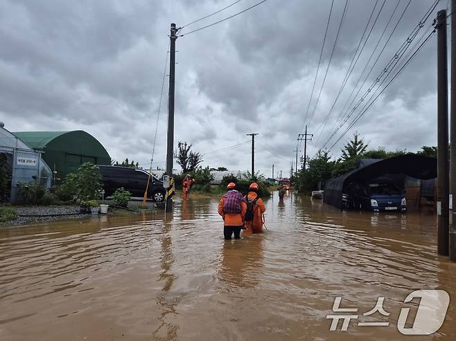 경기북부소방재난본부는13일 경기 고양시 덕양구 내곡동 비닐하우스 단지 침수사고로 비닐하우스 일대에 고립됐던 6명이 구조됐다고 밝혔다. 사진은 인명구조 현장 모습. (경기북부소방재난본부 제공. 재판매 및 DB 금지) 2025.8.13/뉴스1