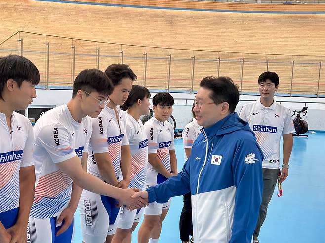 (서울=뉴스1) 서장원 기자 = 이상현 대한사이클연맹 회장은 13일 진천 국가대표선수촌을 찾아 2026 아이치·나고야 아시안게임을 앞두고 훈련 중인 국가대표 선수단을 격려했다.(대한사이클연맹 제공)