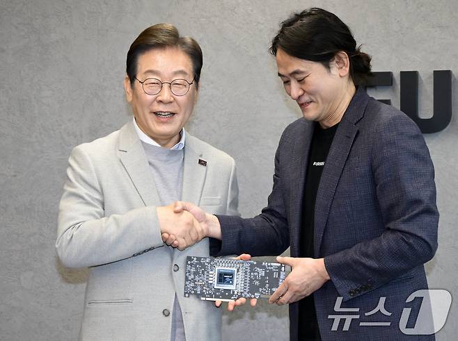 이재명 대통령과 백준호 퓨리오사AI 대표 2025.4.14/뉴스1 ⓒ News1 국회사진취재단