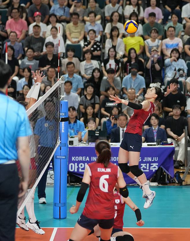 2025 코리아인비테이셔널 진주국제여자배구대회 2차전을 치르는 한국여자배구대표팀(대한배구협회 제공)