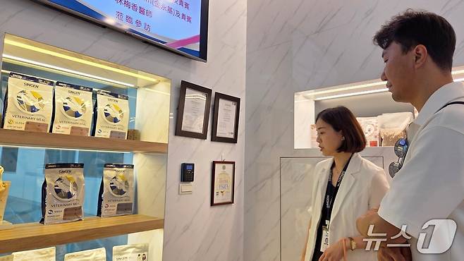 김영기 부산시수의사회 부회장이 11일 대만 타이중 신겐 본사에서 처방 사료를 살펴보고 있다. ⓒ 뉴스1