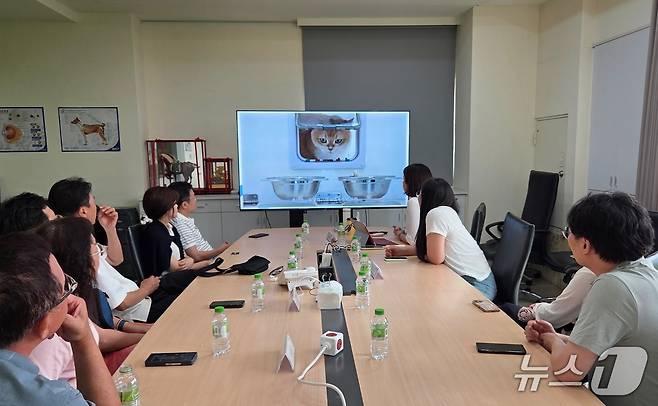 부산시수의사회 임원들이 11일 대만 타이중 신겐 본사에서 관계자로부터 회사 내 고양이센터 소개를 듣고 있다. ⓒ 뉴스1