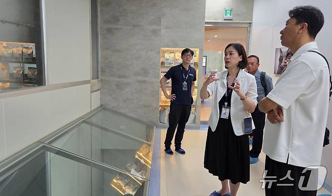 부산시수의사회 임원들이 11일 대만 타이중 신겐 본사를 둘러보고 있다. ⓒ 뉴스1