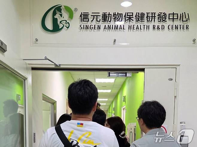 부산시수의사회 임원들이 11일 대만 타이중 신겐 본사를 둘러보고 있다. ⓒ 뉴스1