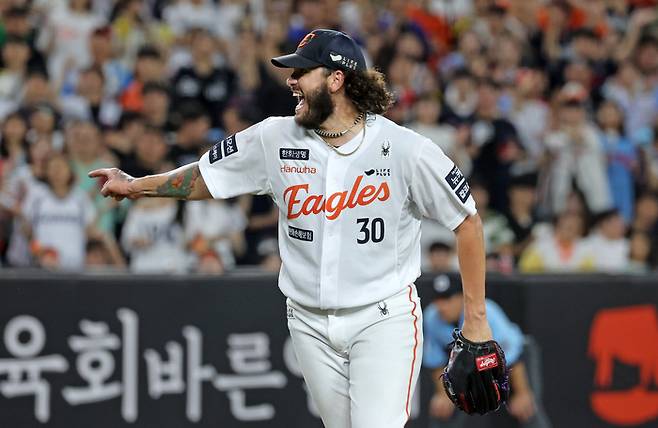 폰세가 웃으면서 더그아웃으로 뛰어 들어가고 있다. 사진 | 연합뉴스