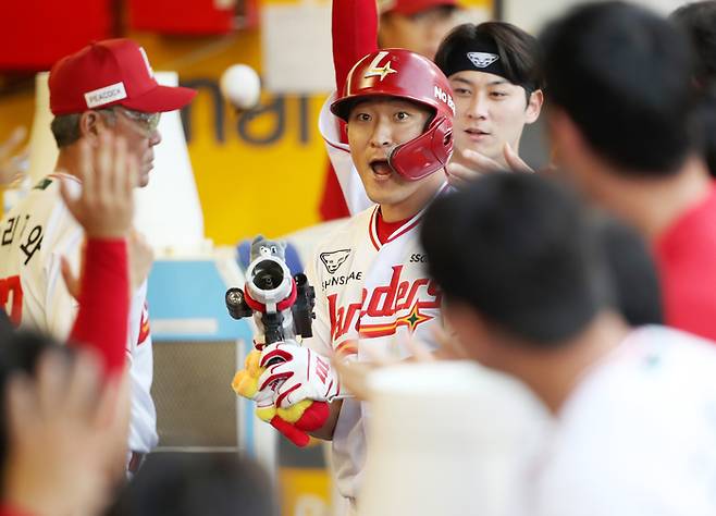 SSG 하재훈이 12일 인천SSG랜더스필드에서 열린 2025 KBO리그 키움전에서 선제 투런 홈런을 친 뒤 더그아웃에서 세리머니를 하고 있다. 사진 | SSG 랜더스