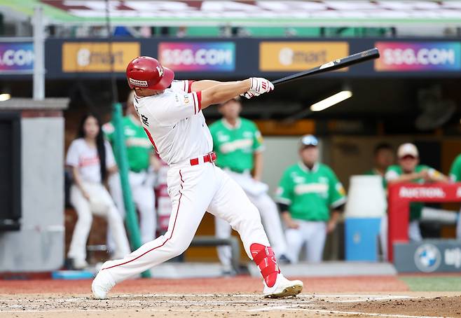 SSG 하재훈이 12일 인천SSG랜더스필드에서 열린 2025 KBO리그 키움전에서 선제 투런 홈런을 쏘아 올리고 있다. 사진 | SSG 랜더스