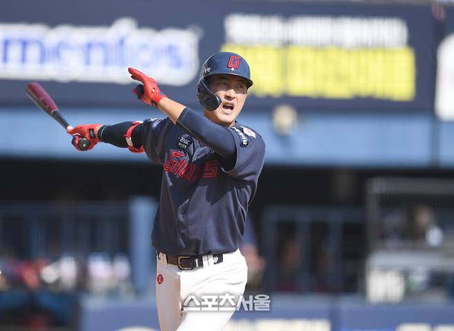 롯데 노진혁이 타구를 바라보고 있다. 잠실 | 최승섭기자 thunder@sportsseoul.com