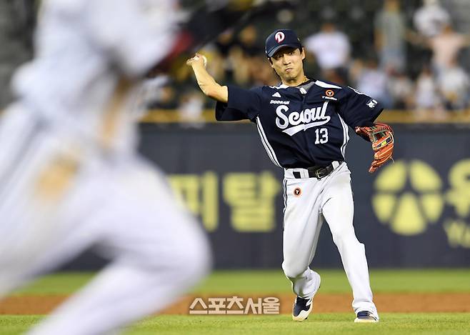 두산 유격수 이유찬이 5일 잠실구장에서 열린 2025 KBO리그 LG와의 경기  5회말 무사 투수 최승용 맞고 굴절된 LG 문보경의 타구를 잡아 1루로 송구하고 있다. 잠실 | 박진업 기자 upandup@sportsseoul.com