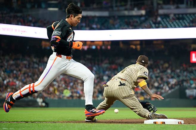 이정후가 13일(한국 시간) 미국 캘리포니아주 샌프란시스코 오라클 파크에서 열린 2025 메이저리그(ML) 정규시즌 샌디에이고전에서 내야안타를 기록하고 있다. 사진 | Imagn Images 연합뉴스