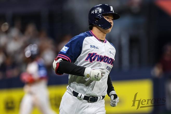 키움 박주홍이 베이스를 돌고 있다. 사진 | 키움 히어로즈