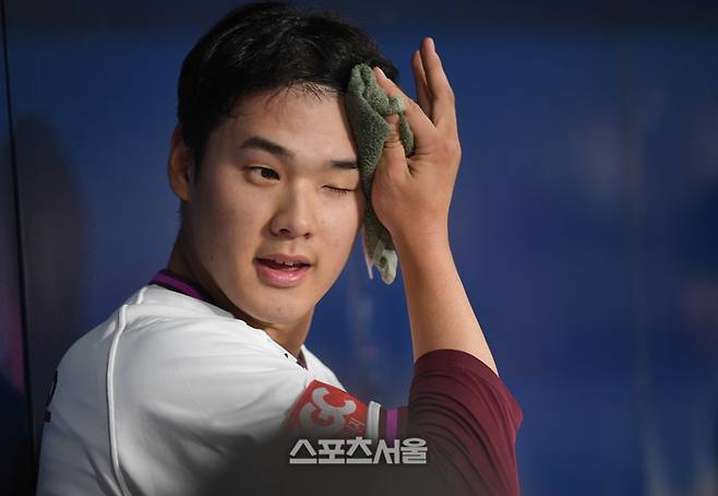 키움 투수 정현우가 18일 서울 고척스카이돔에서 열린 2025 KBO리그 시범경기 롯데와 경기 1회 투구 후 땀을 닦고 있다.고척 | 최승섭 기자 thunder@sportsseoul.com