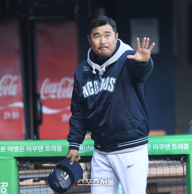 NC 이호준 감독이 23일 서울 잠실구장에서 열린 2025 KBO리그 LG와 경기 전 상대 덕아웃을 보며 인사를 하고 있다. 잠실 | 최승섭기자 thunder@sportsseoul.com