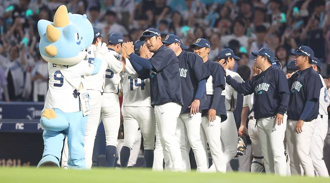 NC 선수단이 1일 창원NC파크에서 열린 2025 KBO리그 정규시즌 한화전 승리 후 하이파이브를 하고 있다. 사진 | 연합뉴스