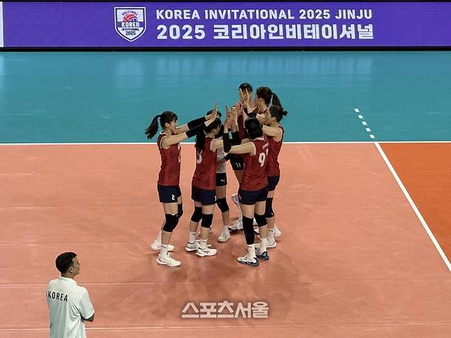 여자배구대표팀이 13일 진주체육관에서 열린 프랑스전에서 하이파이브를 하고 있다. 진주 | 정다워 기자