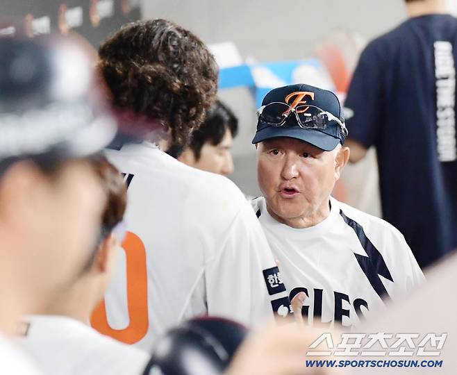 7회 투구를 마치고 김경문 감독의 축하를 받고 있는 폰세.