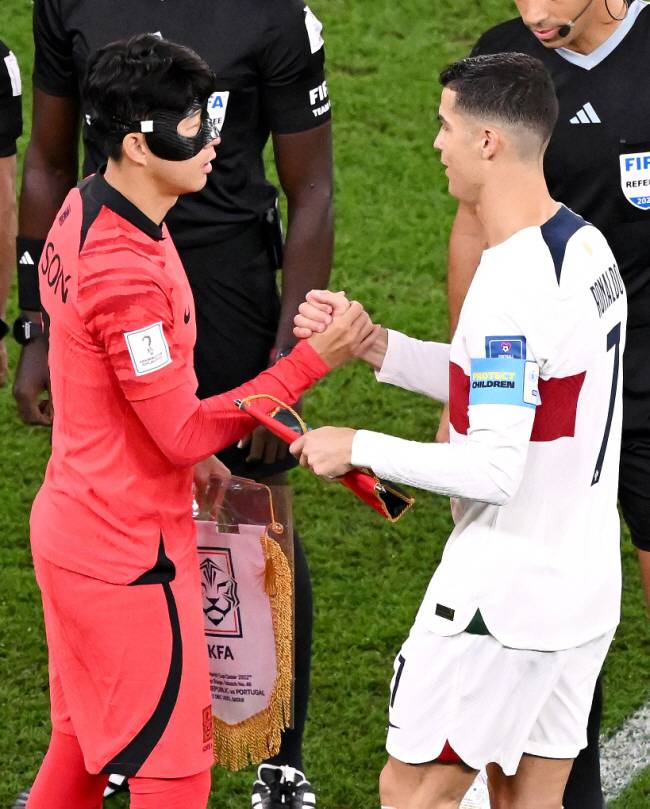 2일 (현지시간) 카타르 도하 에듀케이션 시티 스타디움에서 2022 카타르월드컵 H조 최종전 대한민국과 포르투갈의 경기가 진행됐다. 경기 시작을 앞두고 한국 주장 손흥민(왼쪽)과 포르투갈 주장 호날두가 인사를 나누고 있다. 알라이얀(카타르)=송정헌 기자songs@sportschosun.com/2022.12.03/