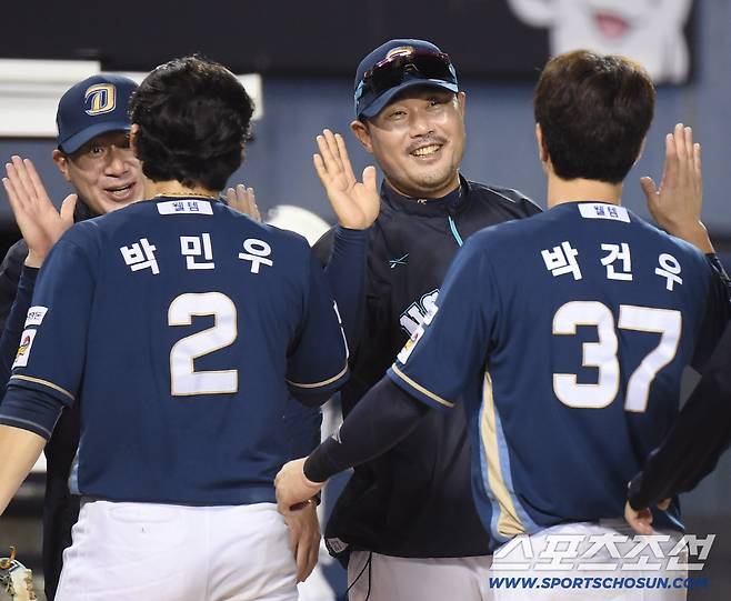 12일 서울 잠실구장에서 열린 NC-두산전. 3대2로 승리한 NC 이호준 감독이 활짝 웃고 있다.  잠실=정재근 기자 cjg@sportschosun.com/2025.8.12/