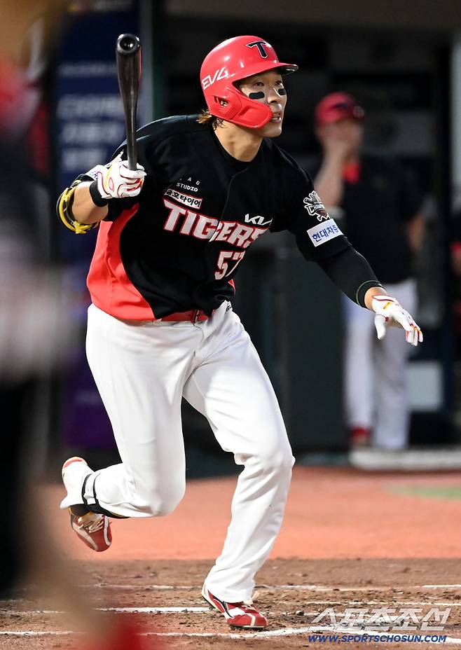 7일 부산 사직야구장에서 열린 KIA와 롯데의 경기, 4회초 무사 2,3루 고종욱이 1타점 적시타를 치고 있다. 부산=허상욱 기자wook@sportschosun.com/2025.08.07/