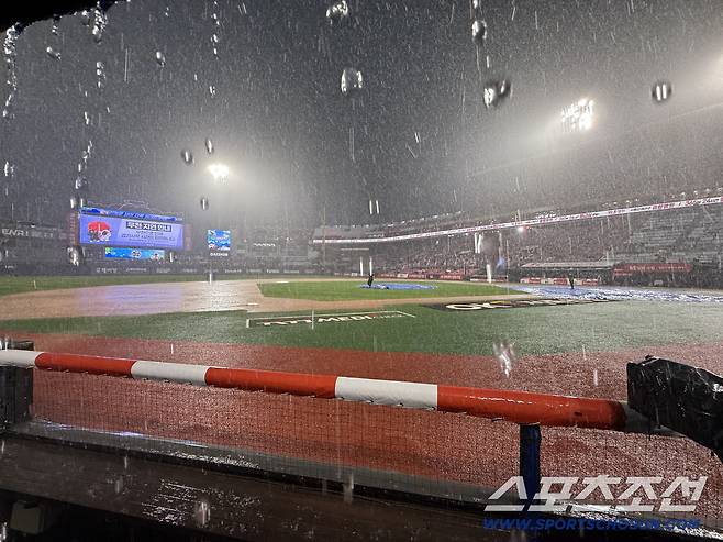 수원 KT위즈파크에 경기직전 폭우가 내려 LG-KT전이 취소됐다. 수원=정재근 기자