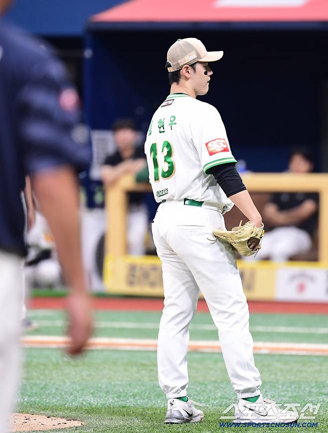 24일 서울 고척스카이돔에서 열린 키움과 롯데의 경기. 5회초 투수 보크 실책으로 1실점을 허용한 키움 선발 정현우. 고척=송정헌 기자songs@sportschosun.com/2025.07.24/